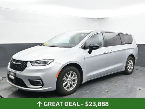 Used 2024 Chrysler Pacifica Touring-L FWD image 7