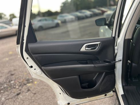 Used 2018 Nissan Pathfinder S image 33