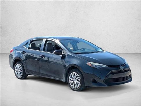 Used 2018 Toyota Corolla LE image 3