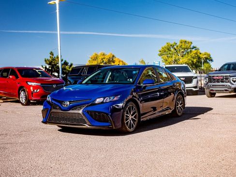 Used 2024 Toyota Camry SE image 3