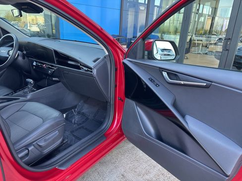 Used 2023 Kia Niro EX image 16