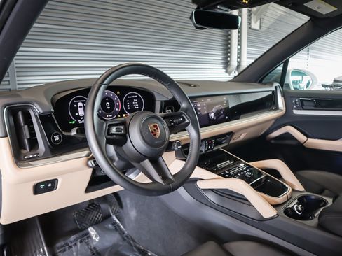 Certified 2024 Porsche Cayenne AWD/4WD image 4