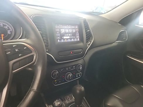 Used 2019 Jeep Cherokee Latitude Plus w/ Comfort/Convenience Group AWD/4WD image 22