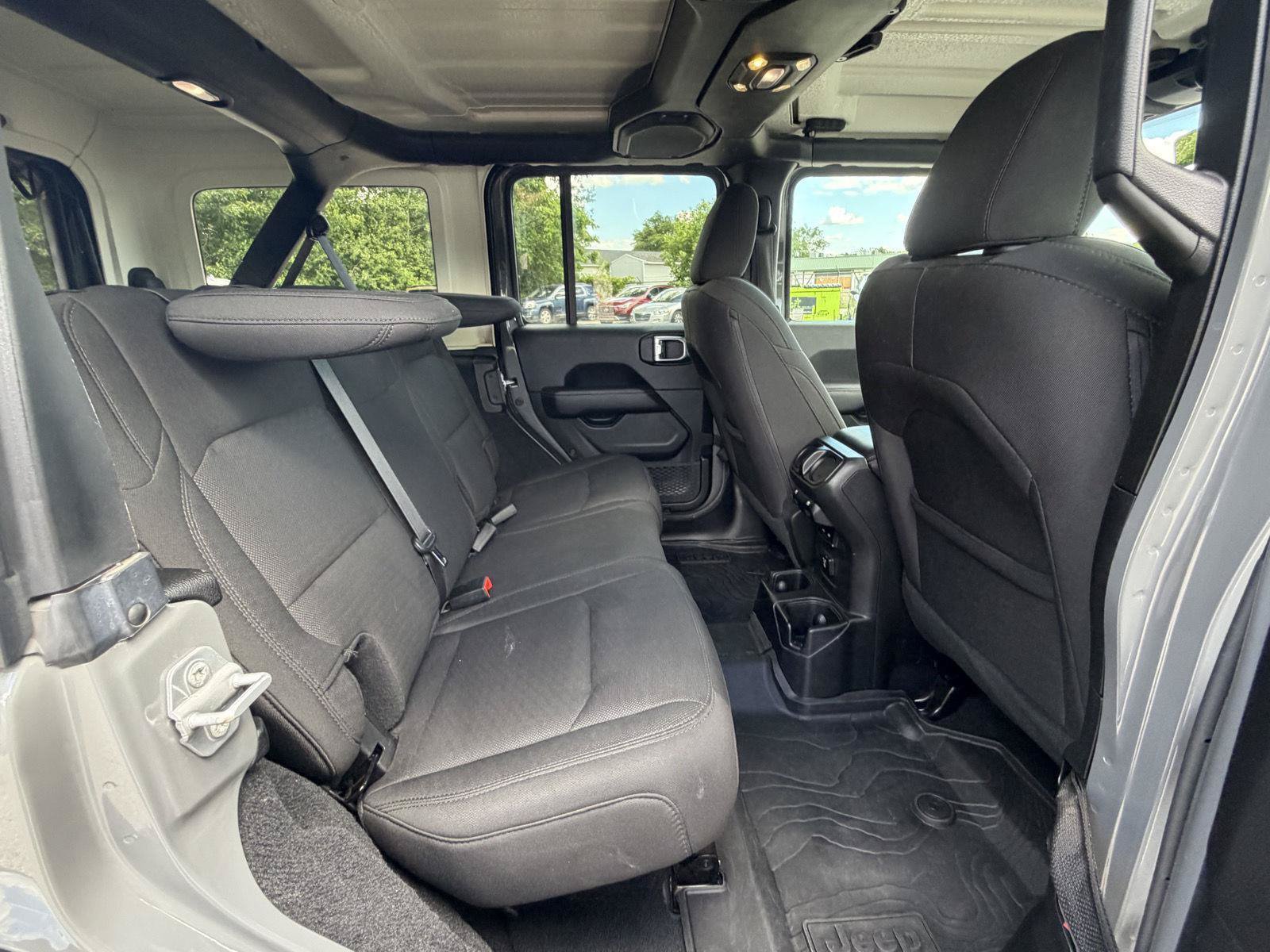 Used 2019 Jeep Wrangler Unlimited Sahara AWD/4WD image 31
