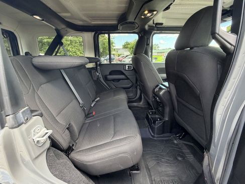 Used 2019 Jeep Wrangler Unlimited Sahara AWD/4WD image 31