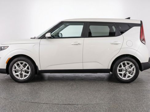Used 2025 Kia Soul LX w/ LX Technology Package FWD image 5
