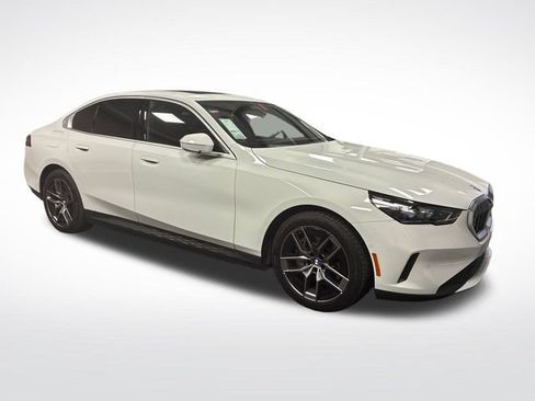 Used 2026 BMW i5 eDrive40 w/ Premium Package RWD image 7