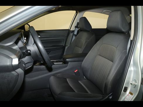 Used 2024 Nissan Altima 2.5 SV image 3