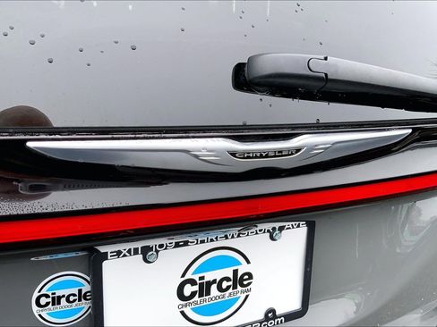 Used 2023 Chrysler Pacifica Touring-L image 8