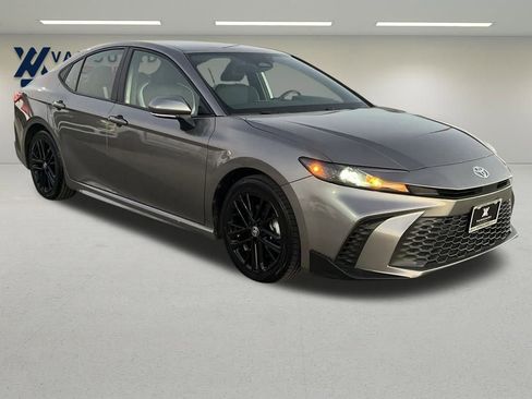 Used 2025 Toyota Camry SE image 9