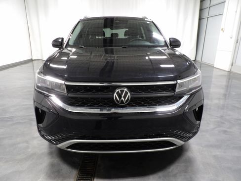 Used 2024 Volkswagen Taos SE w/ Panoramic Sunroof Package AWD/4WD image 3