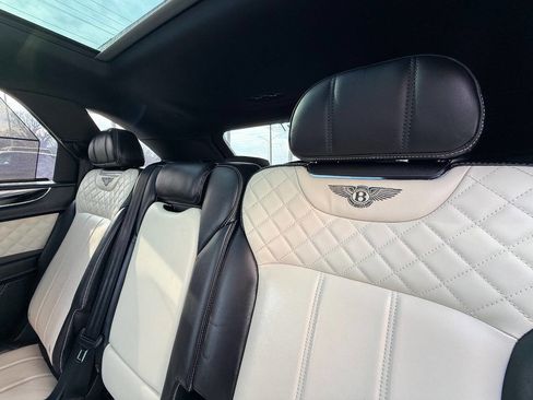 Used 2019 Bentley Bentayga image 30