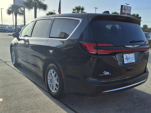Used 2024 Chrysler Pacifica Touring-L FWD image 8