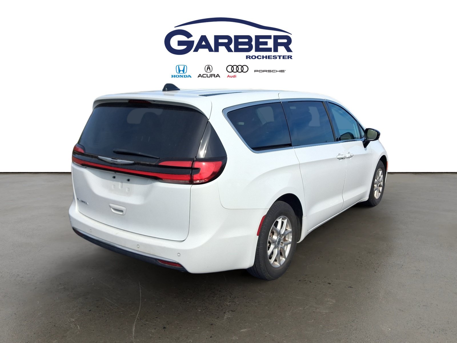 Used 2024 Chrysler Pacifica Touring-L FWD image 9