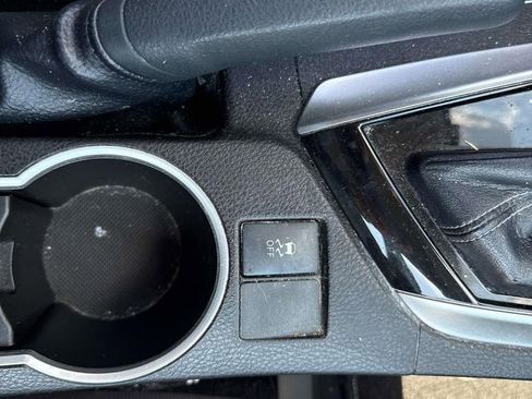 Used 2018 Toyota Corolla LE FWD image 30