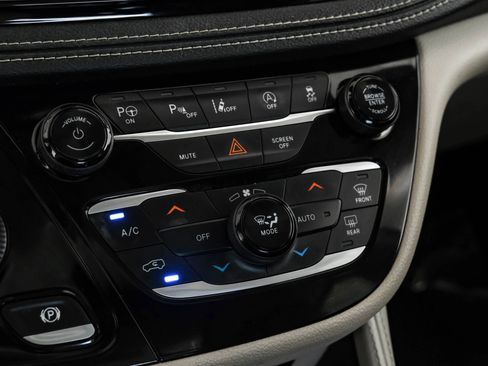Used 2022 Chrysler Pacifica Limited FWD image 21