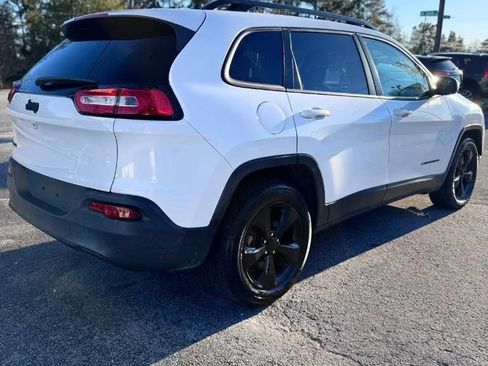 Used 2016 Jeep Cherokee Latitude w/ Cold Weather Group AWD/4WD image 5