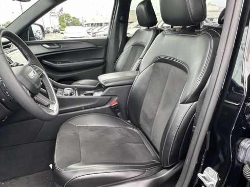 Used 2024 Jeep Grand Cherokee Altitude AWD/4WD image 17