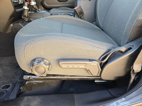 Used 2025 Jeep Gladiator Sport image 17