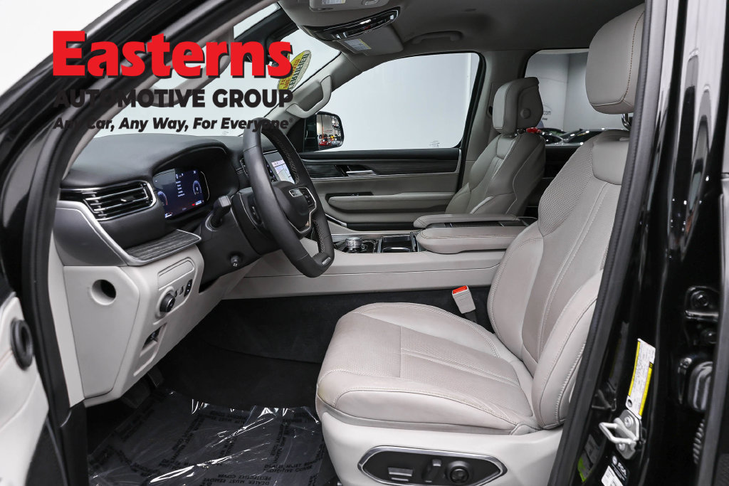 Used 2024 Jeep Wagoneer L Series II RWD image 16