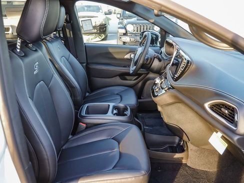 New 2026 Chrysler Pacifica Select w/ S Appearance Package image 17