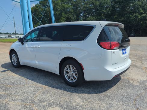 New 2027 Chrysler Pacifica LX FWD image 5
