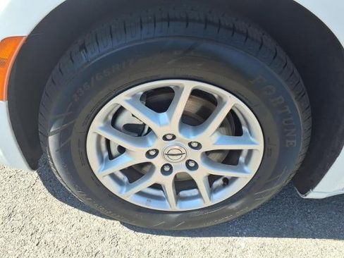 Used 2023 Chrysler Pacifica Touring-L image 5