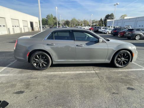Used 2018 Chrysler 300 Touring w/ Driver Convenience Group image 9