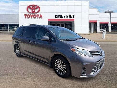 Used 2020 Toyota Sienna XLE Premium FWD image 1