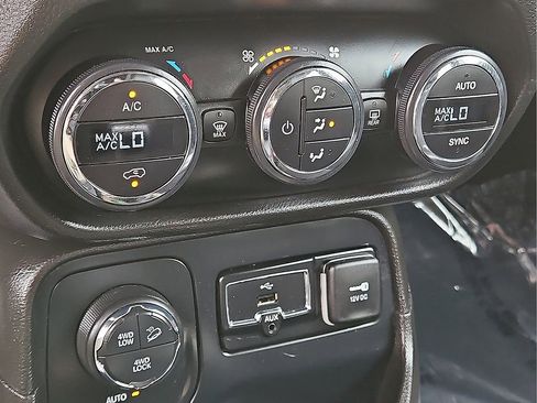 Used 2017 Jeep Renegade Trailhawk AWD/4WD image 21