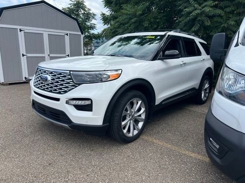 Used 2024 Ford Explorer Platinum w/ Technology Package AWD/4WD image 2