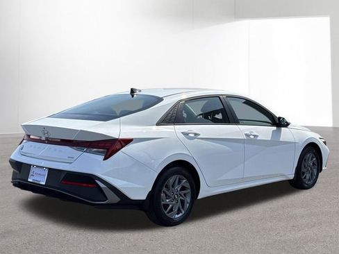 Used 2025 Hyundai Elantra Blue FWD image 3