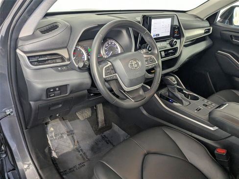 Certified 2024 Toyota Highlander XLE image 12