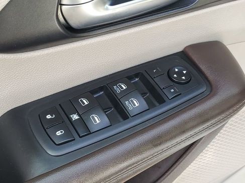 Used 2020 Chrysler Pacifica Touring-L FWD image 26