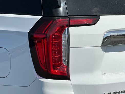 Used 2023 GMC Yukon XL SLT image 48