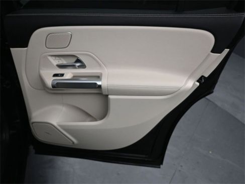 Used 2021 Mercedes-Benz GLB 250 4MATIC image 29