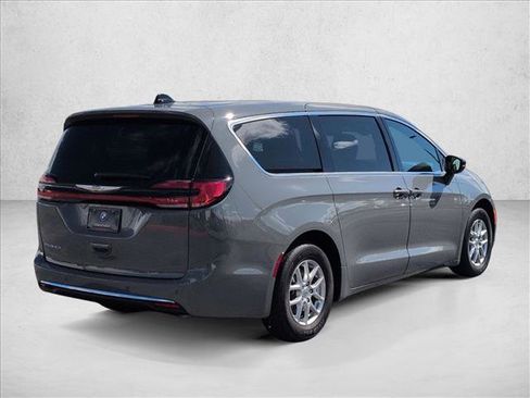 Used 2025 Chrysler Pacifica Select image 2