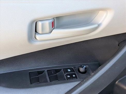 Used 2022 Toyota Corolla LE image 4