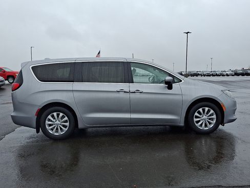 Used 2017 Chrysler Pacifica Touring w/ Tire & Wheel Group image 7