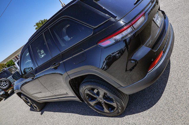 Used 2023 Jeep Grand Cherokee Limited w/ Black Appearance Package AWD/4WD image 8