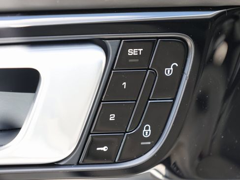 Used 2018 Porsche Panamera w/ Premium Package image 14