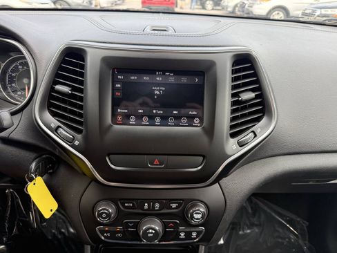 Used 2019 Jeep Cherokee Latitude w/ Popular Appearance Group FWD image 17