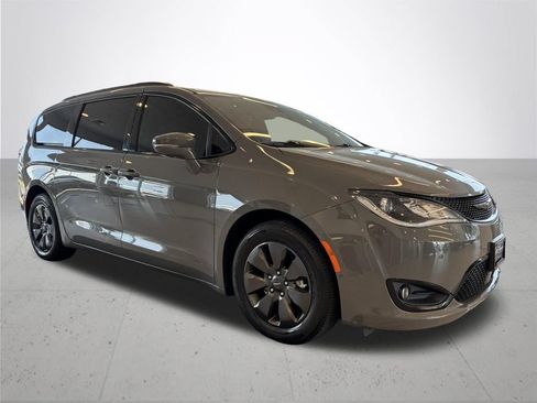 Used 2020 Chrysler Pacifica Limited w/ Quick Oder Package 2EV RED-S FWD image 5