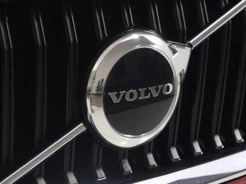 Used 2022 Volvo XC60 B5 Momentum image 16