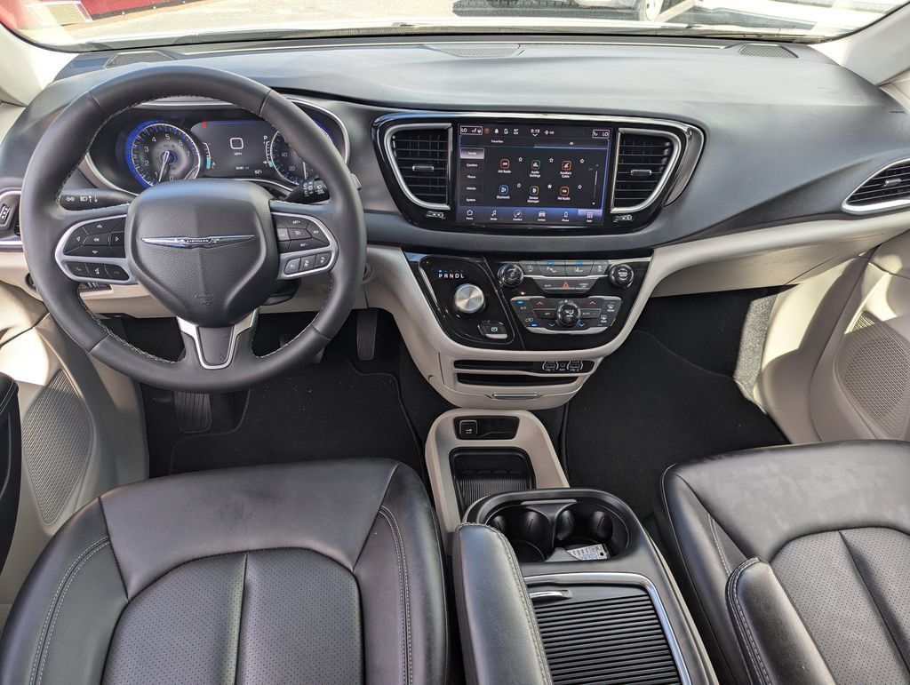 Used 2024 Chrysler Pacifica Touring-L FWD image 29