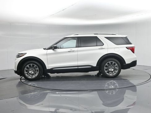 Certified 2025 Ford Explorer Platinum RWD image 35