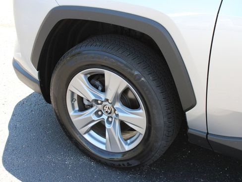 Used 2022 Toyota RAV4 LE AWD/4WD image 11