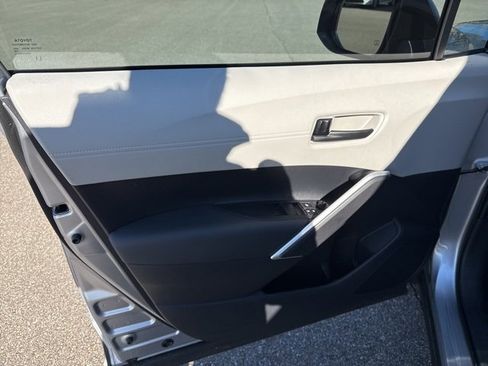 Used 2025 Toyota Corolla Cross L image 14