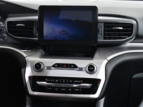 Used 2022 Ford Explorer XLT w/ Equipment Group 202A image 9