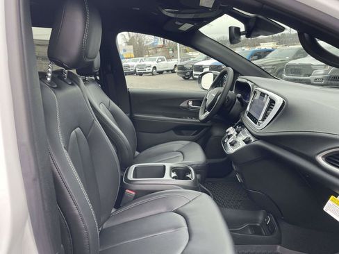 New 2026 Chrysler Pacifica Select image 15